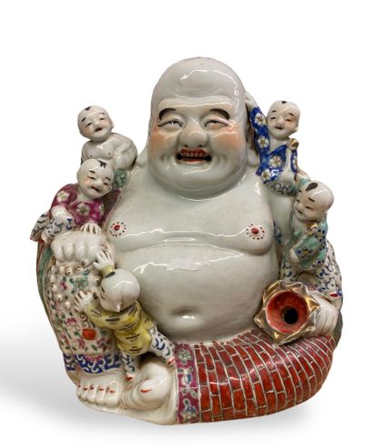 null CHINE
Groupe en porcelaine représentant un bouddha assis entouré de cinq enfants.
Epoque...
