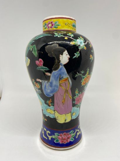 null VASE
en porcelaine à décor de femmes dans un jardin sur fond noir.
H : 19 c...