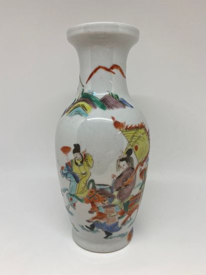 null CHINE
Vase en porcelaine à décor polychrome d'une scène de tournante de chevaux.
H....