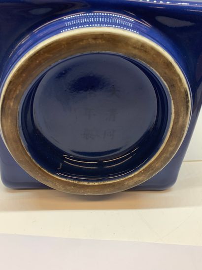 null CHINE
Vase à anses monochrome bleu en porcelaine. 
Marque à six caractères (DA...