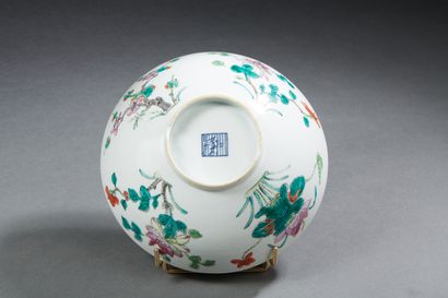 null CHINE
Large bol en porcelaine décoré sur la paroi extérieure de branches et...