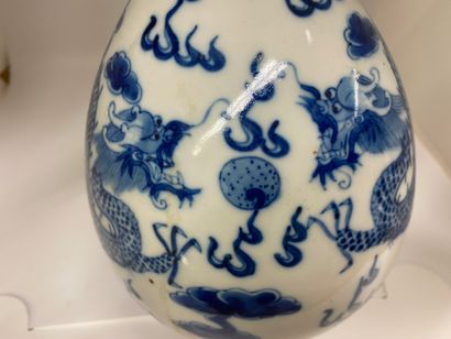null CHINA or VIETNAM
Porcelain vase with long narrow neck decorated in blue underglaze...