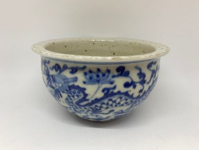 null CHINE
Pot en porcelaine bleu-blanc sous couverte de dragons.
H : 9 - D : 16...