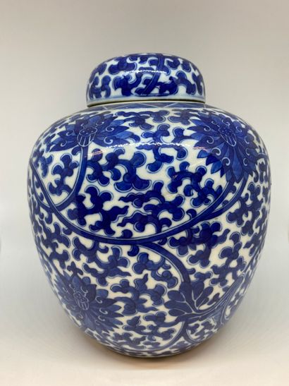 null CHINA
Porcelain ginger pot with blue underglaze decoration of flowers.
H. 27...