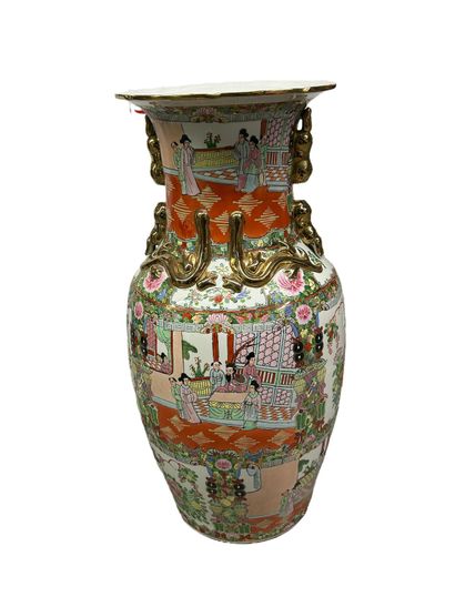 null CHINE
Vase balustre en porcelaine émaillée style de Canton.
Socle en bois.
H....