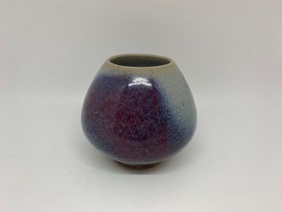 null PETIT VASE 
en céramique à décor aubergine, bleu et blanc.
H : 8,5 cm