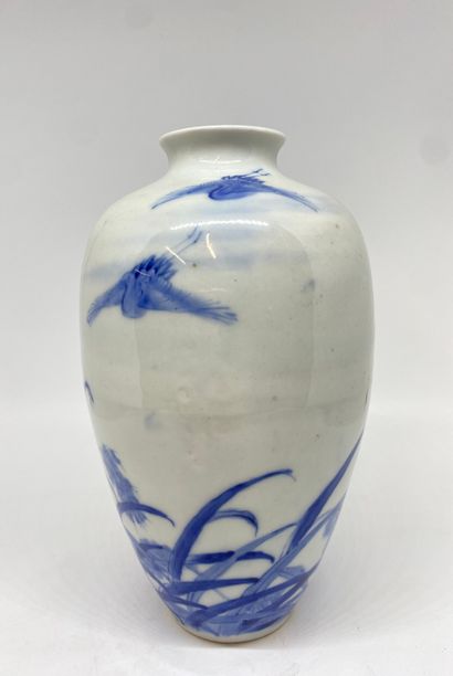 null CHINA
Porcelain vase of oblong form decorated with blue herons in flight.
H:...