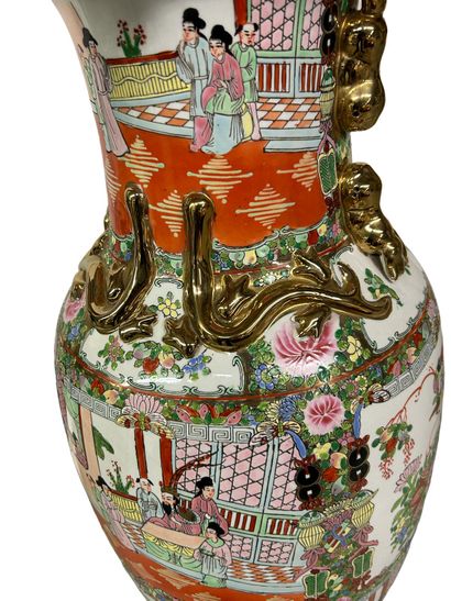 null CHINE
Vase balustre en porcelaine émaillée style de Canton.
Socle en bois.
H....