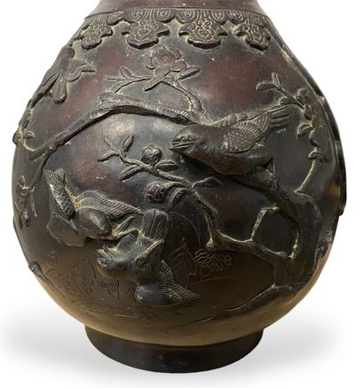 null JAPON, période Meiji (1868-1912)
Grand vase double gourde à long col en bronze...