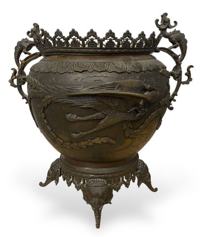 JAPON
Grand cache-pot en bronze partiellement...