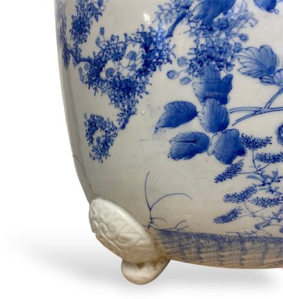 null JAPAN
Porcelain tripod pot cover, Japanese garden design. 
H : 31 - D : 39 ...