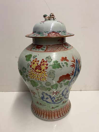 null CHINE
Vase couvert de forme balustre en porcelaine à décor de la famille rose...