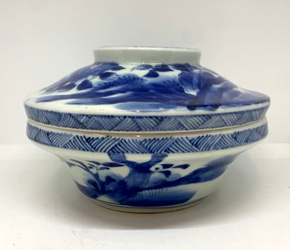 null CHINE
Grand bol couvert en porcelaine à décor en bleu d'oiseaux.
Dim. : 22 x...