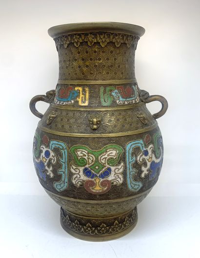 null CHINE
Vase en bronze cloisonné avec deux anses. 
Marqué "BAIZHENGJIN ZHI".
H....