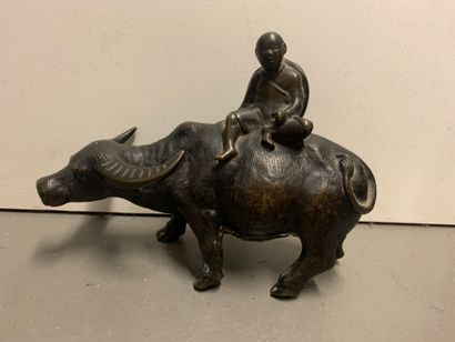 null CHINE
Sujet en bronze figurant un personnage assis sur un buffle.
H : 17 - L...