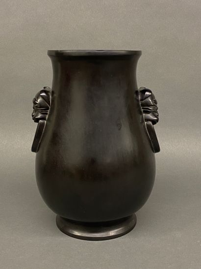 null CHINE
Vase pansu en bois noirci, les anses figurant des têtes de chimères.
H...