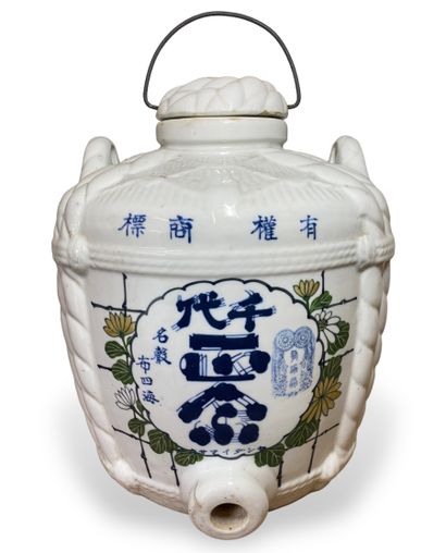 null CHINE
Vinaigrier en porcelaine en forme de fût traditionnel en bois attaché...