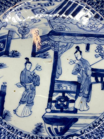 null CHINE 
Assiette en porcelaine émaillée bleu-blanc à décor de deux personnages...