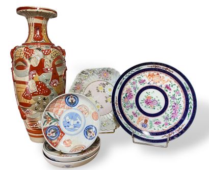 null ENSEMBLE 
comprenant :
- Trois soucoupes en porcelaine Imari (D : 13,5 cm.).
-...