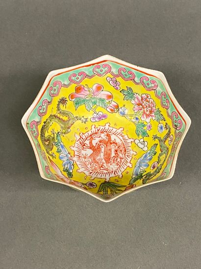 null CHINA
Bowl in eggshell porcelain decorated with dragons and floral motifs on...