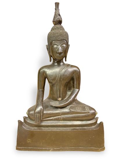 null THAILANDE
Bouddha en bronze à patine brune asis sur un socle, incrustation de...