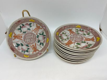 null CHINA
Suite of ten polychrome porcelain bowls decorated with fruits.
D : 13...