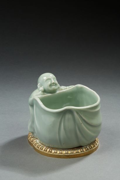 null JAPON
Vide poche en porcelaine à fond céladon vert représentant un bouddha tenant...