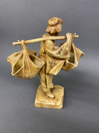 null JAPON
Figurine d'une femme portant des paniers en porcelaine.
H : 19 cm.
(é...