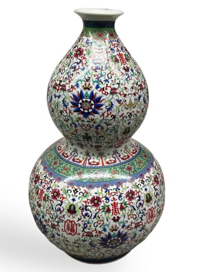 null CHINE
Grand vase double gourde en porcelaine décorée en émaux de la famille...
