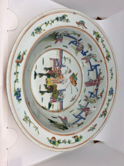 null CHINA
Porcelain basin decorated with characters and peaches of longevity.
Diameter...