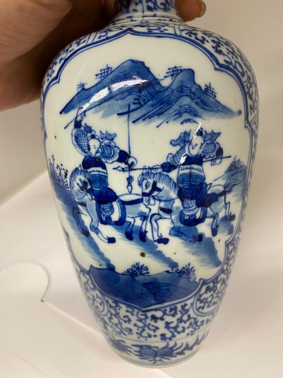 null CHINE
Vase en porcelaine décoré en bleu sous couverte de guerriers. 
Marque...