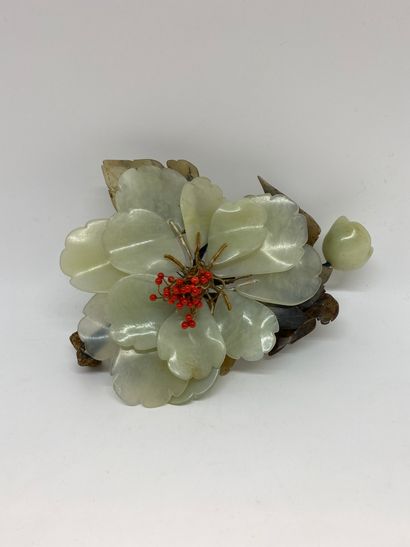 null CHINE
Fleur sculptée en jade et pierre dure.
Dim. : 18,5 x 15 cm.