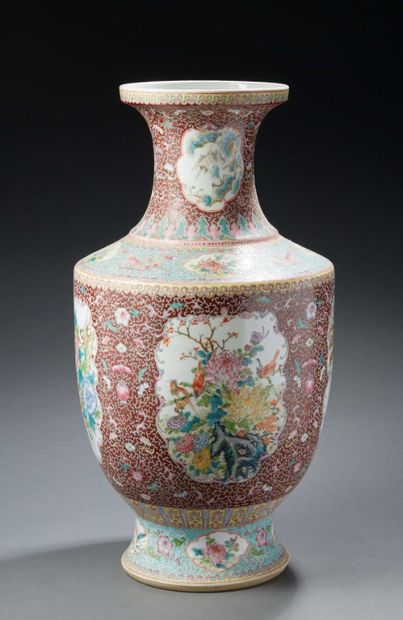 CHINE
Grand vase de forme balustre en porcelaine...