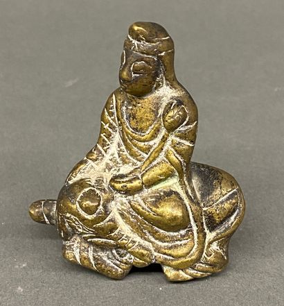null CHINE
Petit bouddha en bronze assis sur le dos d'un éléphant couché. 
H : 6,8...