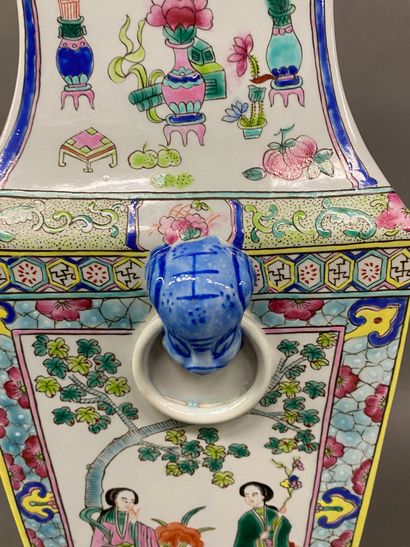 null CHINE
Vase balustre à quatre côtés en porcelaine à décor polychrome de personnages,...