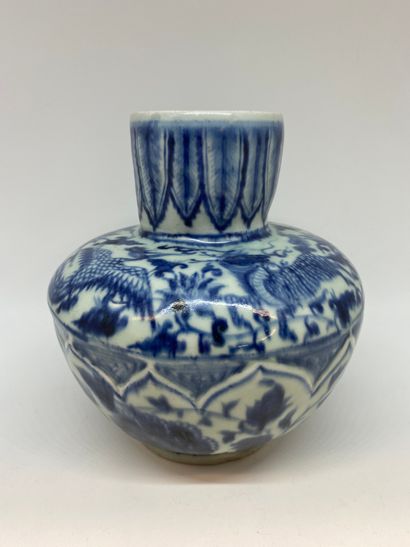 null CHINE 
Vase en céramique bleu-blanc à décor de QILIN et de phénix.
H. : 15 ...