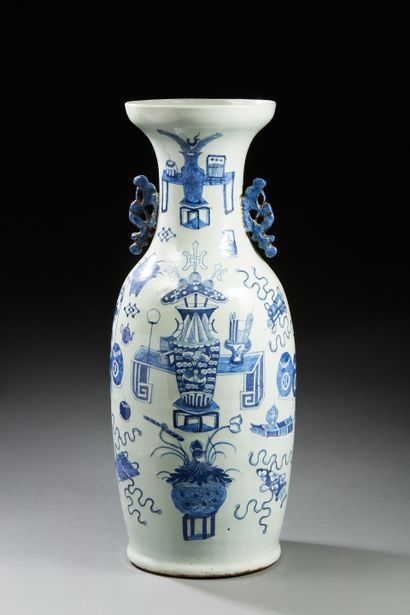 null CHINE
Vase en porcelaine de forme balustre à fond céladon décoré en bleu sous...