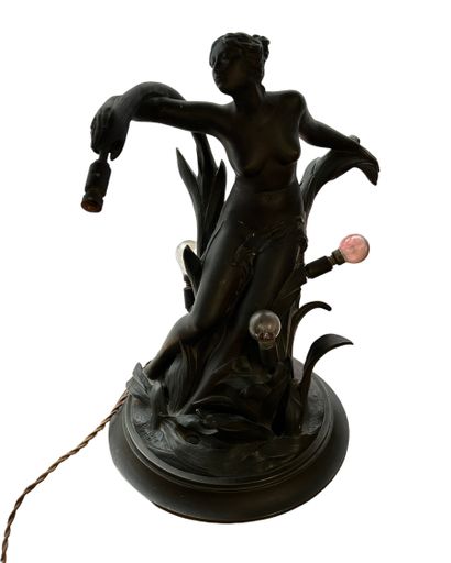 null Paire de LAMPES DE TABLE en bronze à patine brune figurant une femme nue avec...