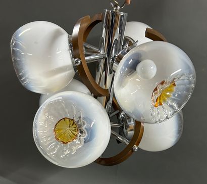 null LUSTRE moderniste en métal chromé, les globes en verre figurant des fleurs.
Travail...