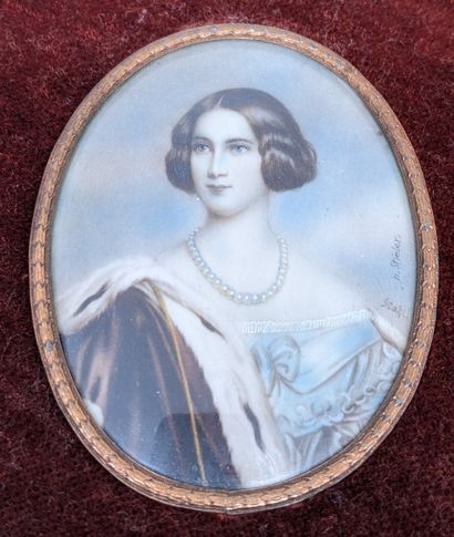 null MINIATURE ovale figurant le portrait de Marie de Bavière, princesse de Prussie.
Signée...