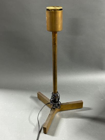 null Roger FATUS (né en 1926)
LAMPE de table modèle "6111" en laiton à patine canon...