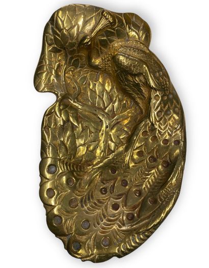 null VIDE-POCHE en bronze doré, à décor d'un paon au milieu des végétaux.
Art Nouveau.
3...