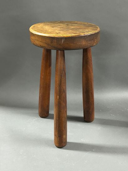 null TABOURET tripode en bois, assise circulaire.
H : 46, 5 cm