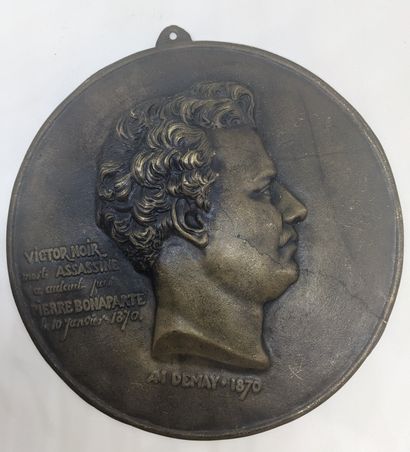 null Antoine Mathieu DEMAY (1822 – 1884)
PLAQUE en bronze figurant le profil de Victor...