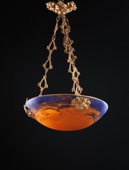 null SUSPENSION à vasque en verre moulé et pressé, la monture en bronze doré.
H :...