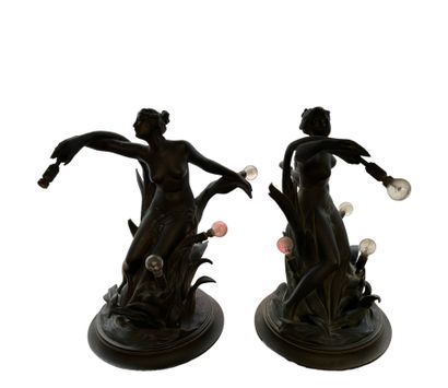 null Paire de LAMPES DE TABLE en bronze à patine brune figurant une femme nue avec...
