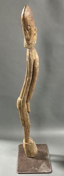 null SUJET en bois sculpté, figurant un homme barbu nu.
Afrique du nord-ouest.
H...