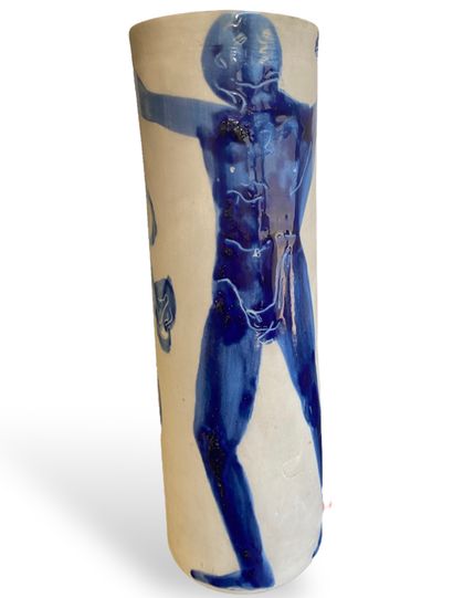 null Silvia RADU (1935)
VASE tronconique en biscuit au décor émaillé bleu de danseurs....