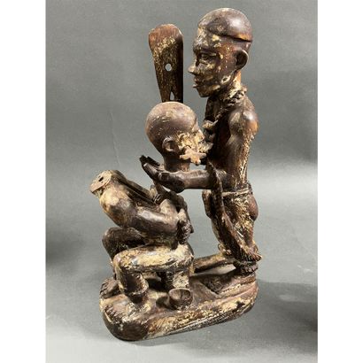 null SCULPTURE africaine en bois figurant une scène de décapitation. 
H : 31 cm
