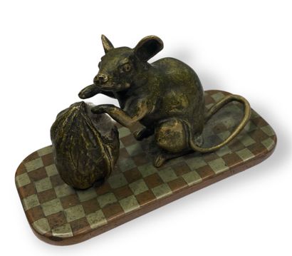 null SCULPTURE en bronze patiné figurant une souris grignotant une noix, terrasse...